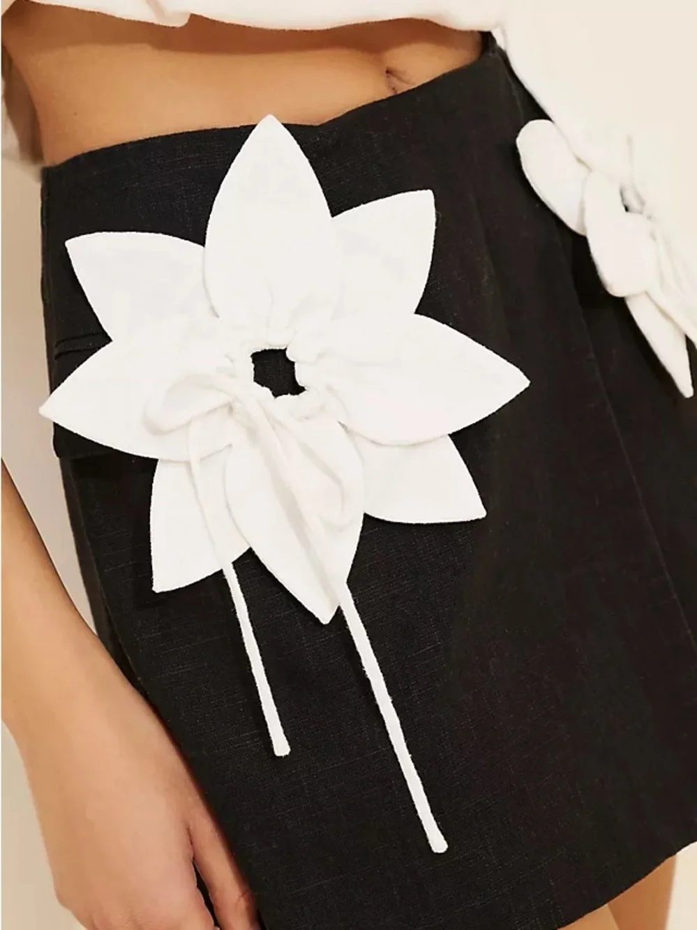 Anthropologie Aureta Linen Lilly Flower Appliqués Corsage Black Mini Skirt XS - Picture 2 of 7